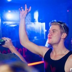 Chik Den (Derek Tothill )