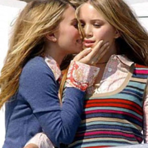 Olsen lesbian. Эшли Олсен поцелуй. Олсен сестры поцелуй.