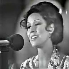 وحدي قاعده في البيت