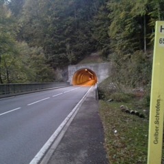 Mental Escape Pod - Auto im Tunnel nach Laterns