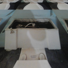 Algo En El Cuarto De Baño