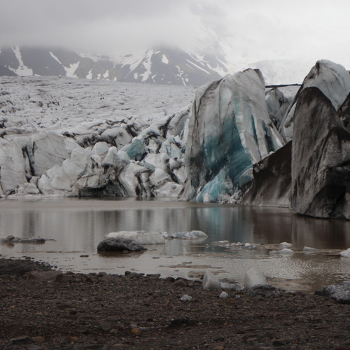 Above and under the glacier lagoon surface
