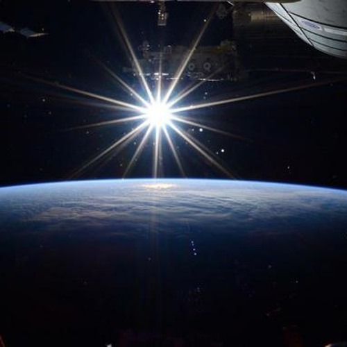 Файл:ISS. Sunrise Through the Solar Arrays.jpg - Википедия