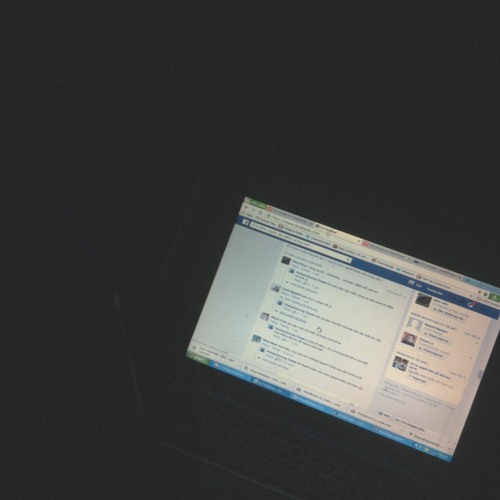 ( ba dùng facebook )