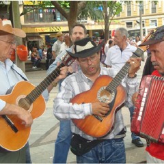 Escuchando música guasca y conversando con un vendedor ambulante en Parque Berrío - Medellín