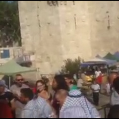 وأنا ما بدي خاتم - ثمينة حصري ومجموعة على درجات باب العامود في يوم الزِّي الفلسطيني
