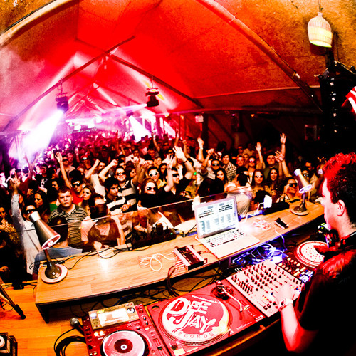 Live at Warung Beach Club with Laura Jones