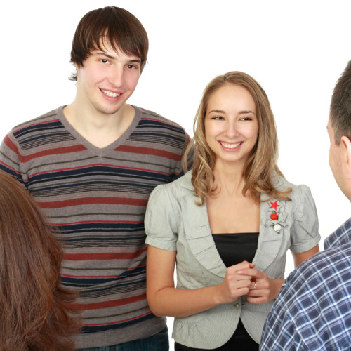 Взгляд мужчины на понравившуюся женщину. Уделять внимание внешности. Стеснительный молодой человек. Парень знакомится. Общение парня и девушки.