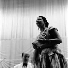 قآبلني و الأشواق في عينيـه -