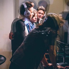One Direction hangs with @julieadenuga