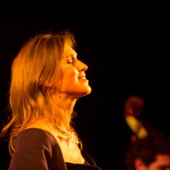 "Volver" de Carlos Gardel y Alfredo Le Pera, interpretado por Cecilia Bonardi