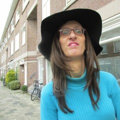 Spreeuwen in de boom vanuit mijn tuin gefilmd met de digitale fotocamera op zondag 11 maart 2012