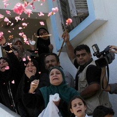 هاتوه لأمّه تودعه و تقبّل جراحه ..