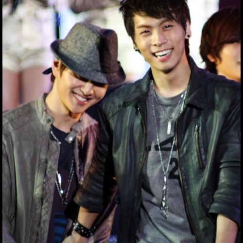 Jonghyun & Onew- Please Don't Go Split Headset 2009(live)& 2015 (live)