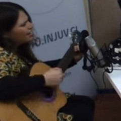 Vilú tocando "El palomo" de Violeta Parra, en Sonora de Radio Injuv (oct 2015)