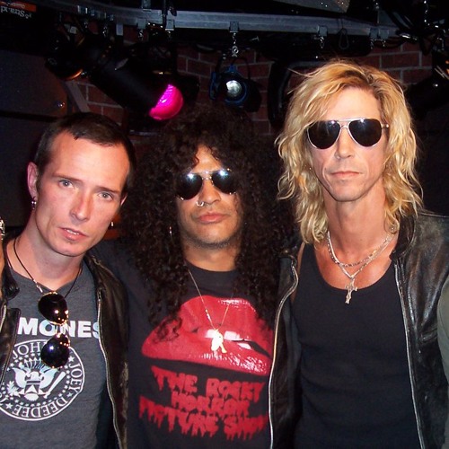 Scott Weiland and Velvet Revolver perform "Slither" live on the Howard Stern Show (May 24th, 2004)