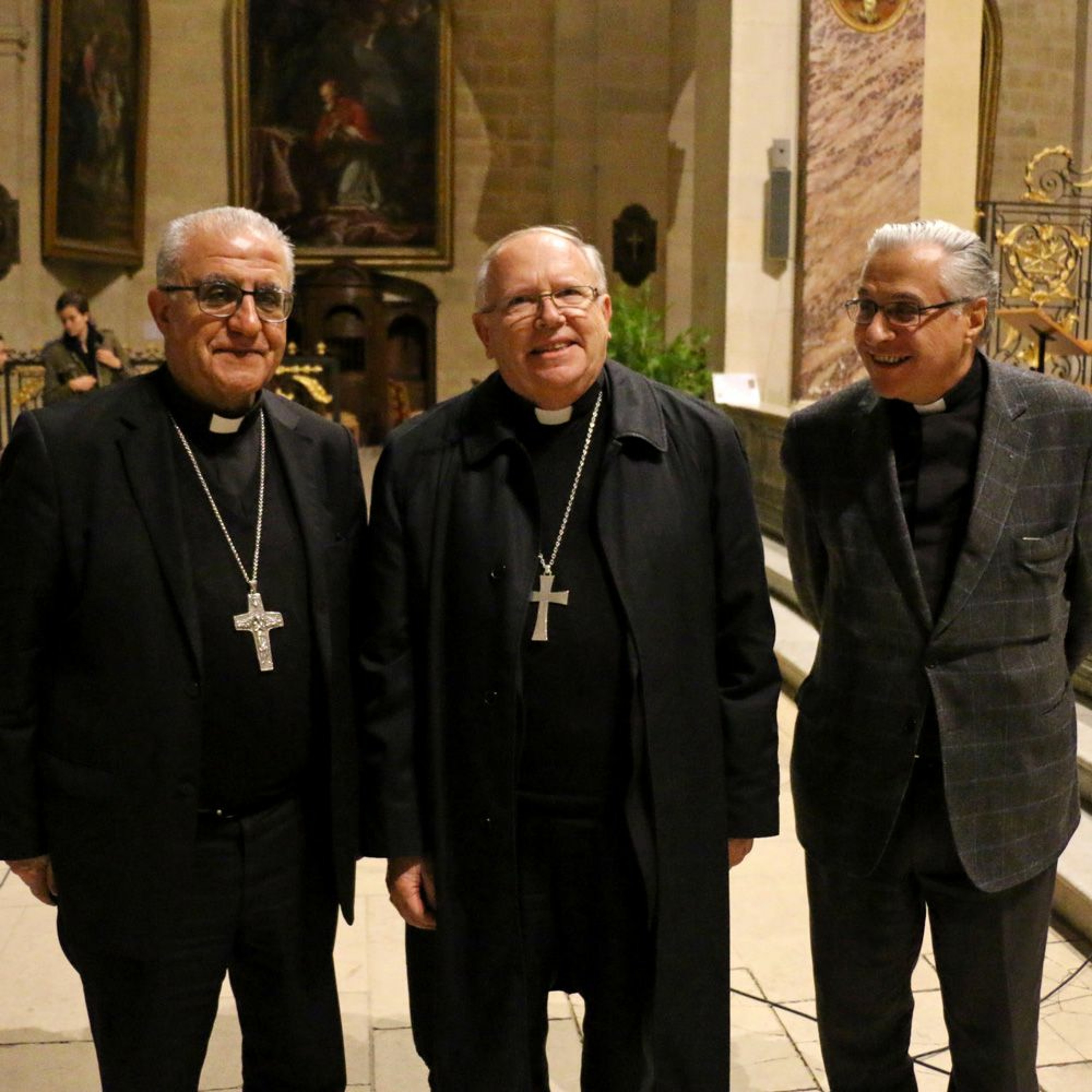 Mgr Mirkis - 4 décembre 2015 - Accueil par le P. Jean Rouet, curé de Notre-Dame