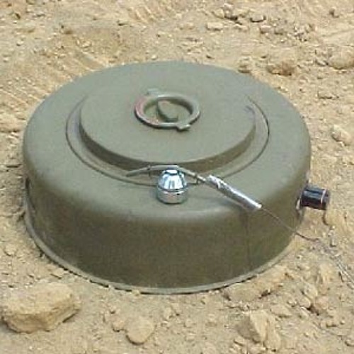 Плотный мина. Противотанковая мина м15. Мина фугасная противотанковая. Наземная мина. Противопехотная мина.