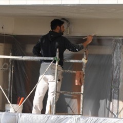 Operaio che canta mentre dipinge un soffitto!