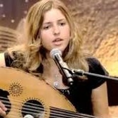 المغنية الامريكية جينيفر كراوت في احدى روائعها تغني يا جارة الوادي