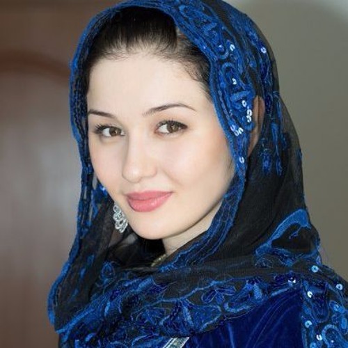 Бір қыз жігітке стриптиз билейді.