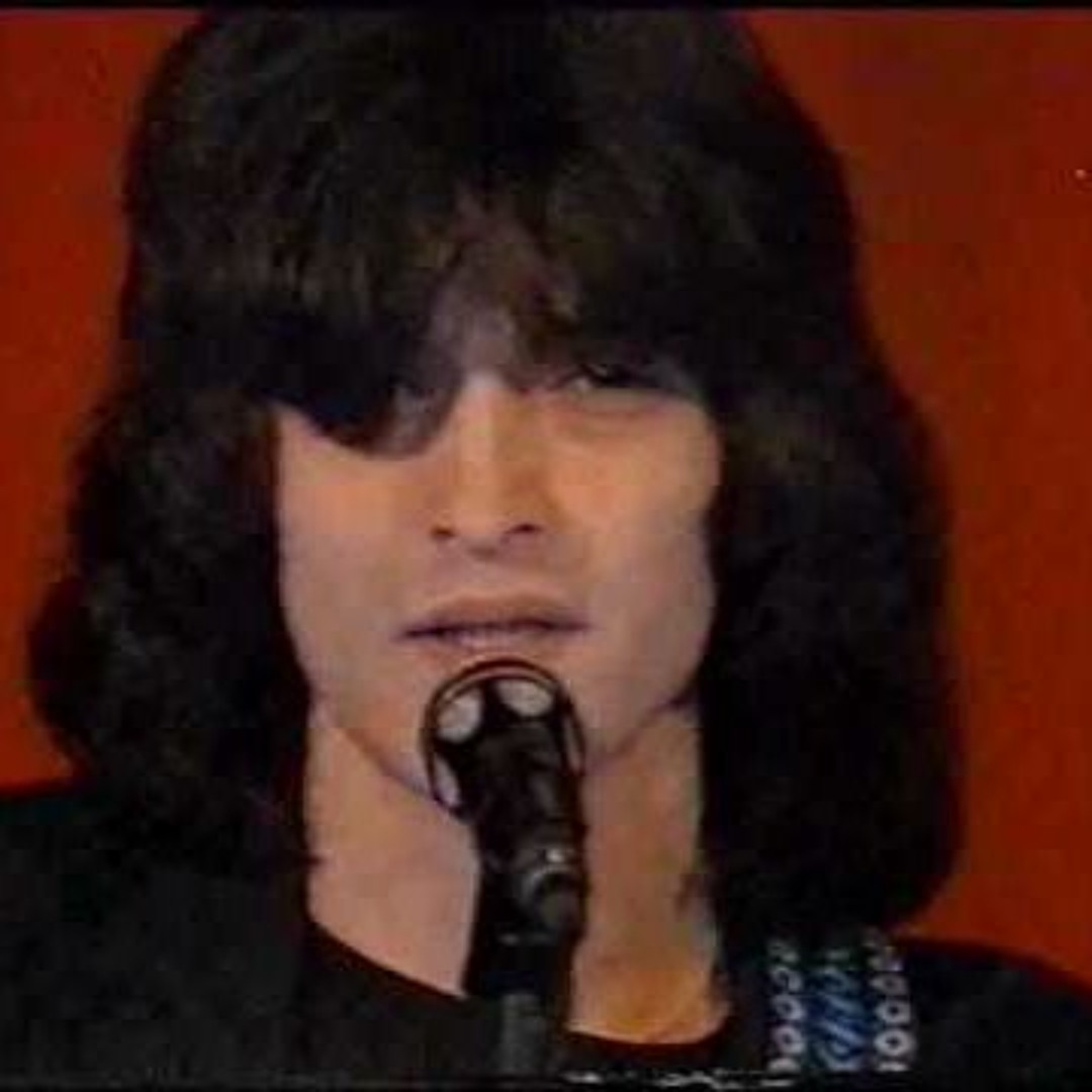 Девушка по городу шагает. Девочка ждет клипы. Мальчик ждет девочку. Группа арамис. Девочка ждёт мальчик не.