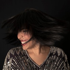 Sela Music Show en vivo. Interpreta éxitos de Cher