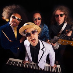 Jamie & the Jets A Tribute to Elton John - I'm Still Standing