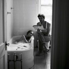 Bain et verre de vin.