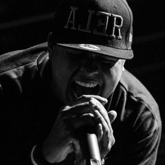 GONA   EN EL MICRÓFONO