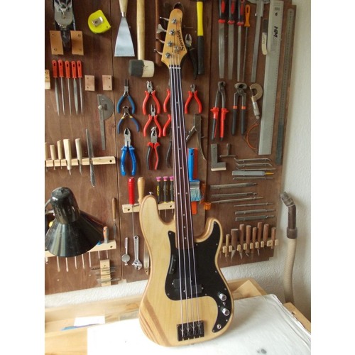 Stream Modified Samick bass guitar sound sample with domino and