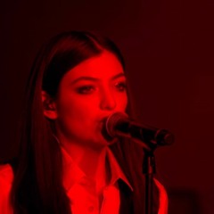 Lorde Covers 'Life on Mars' The BRIT Awards 2016