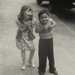 a capa preta e dourada chamava muita atenção na prateleira