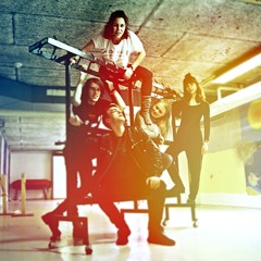 Interlude: Gardiner af rød velour // Ring of Noise