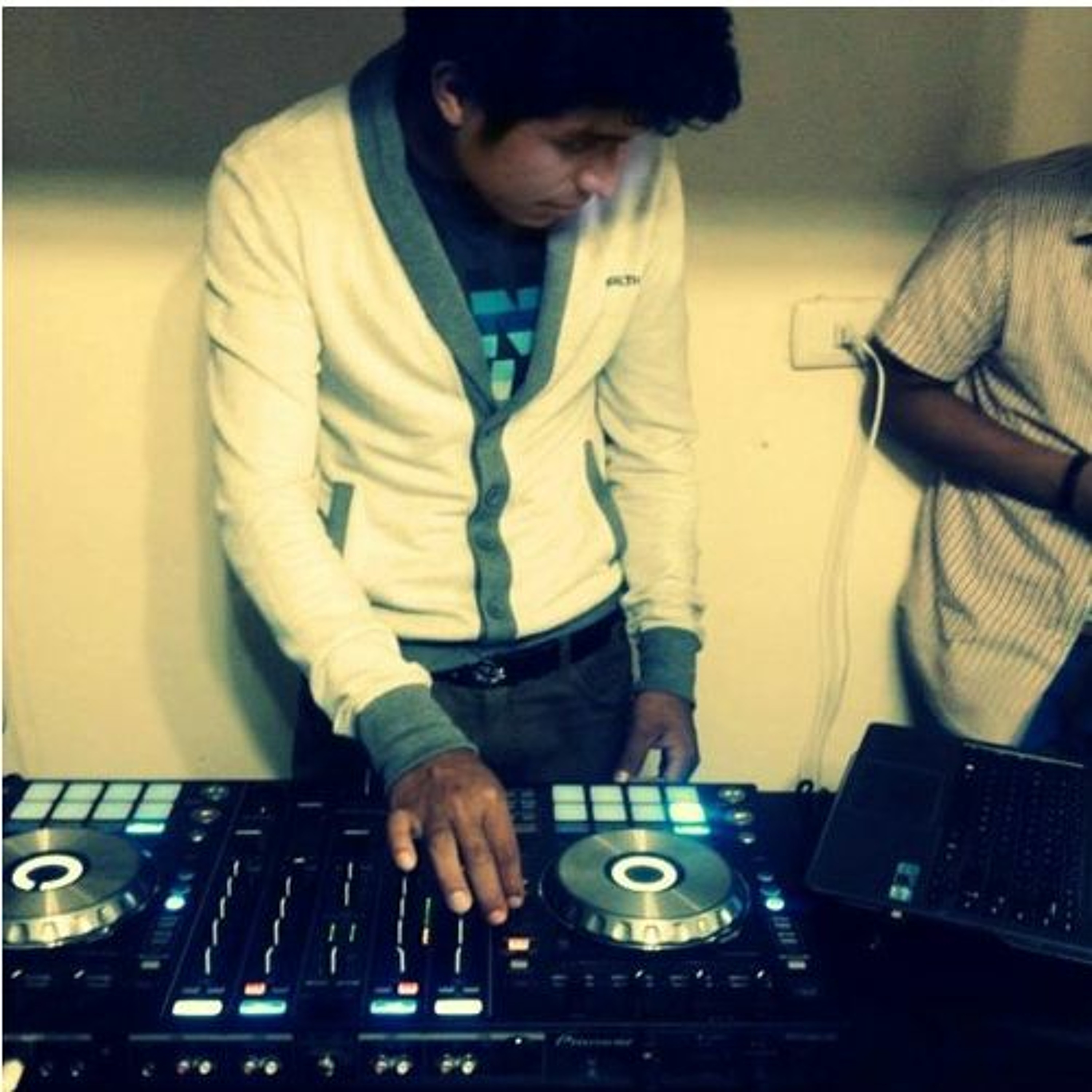 DJ YOZHUE