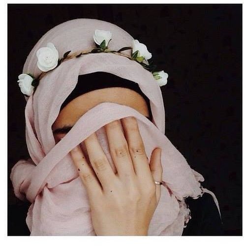 فتاة مسلمة محجبة تركية