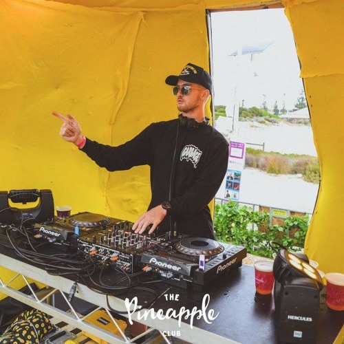 DYLAN iS @ PineappLe Club J-Shed
