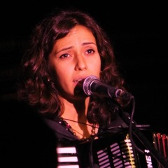 يسرا الهواري العلم