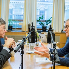 Ep8 – Jonas Gahr Støre og Jeffrey Sachs om USA-valget, moderne velferdssamfunn og klimautfordringene