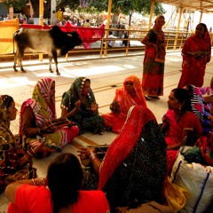 Women singing at Rama Temple / Orchha, India