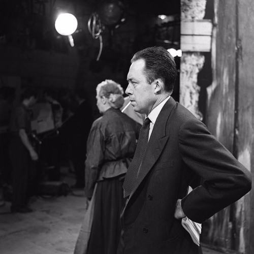Stream Albert Camus lit un extrait de "L'étranger" | Archives INA by Ina.fr  | Listen online for free on SoundCloud