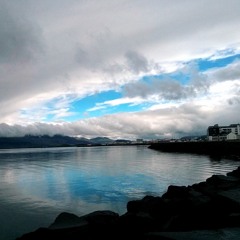 Она идет по жизни смеясь