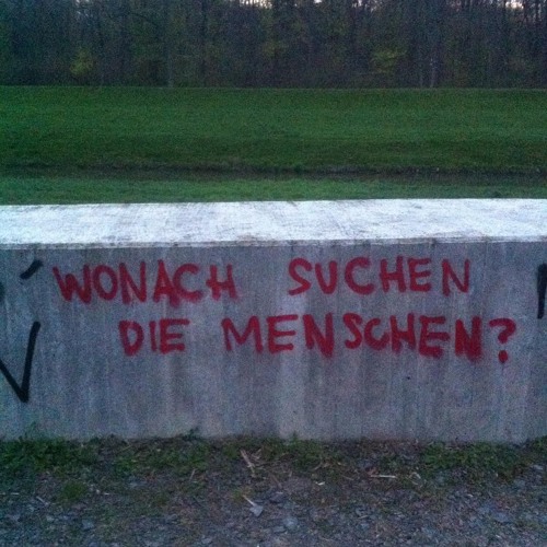 Beziehungen 2016: Nebeneinander mit dem Smartphone sitzen und sich erzählen was im FB-Feed abgeht