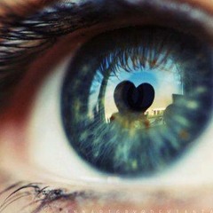 ••♥ و أنآ في موجِ عينيـڪ شرآعاً يتهآدى ••