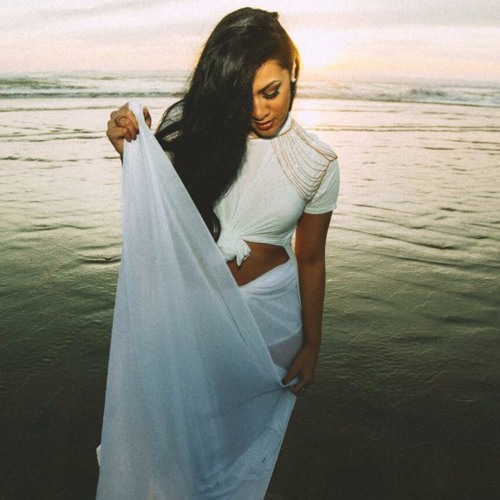 Molia - Notice Me [Thizzler.com]