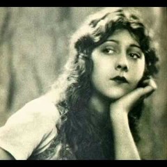 Evlərinin önü yonca - Nərminə Məmmədova və Sinan Seid