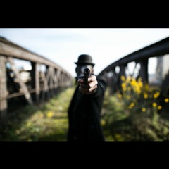 يحاول تشغيل البلوتوث في سيارته