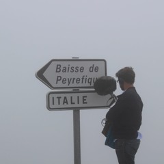 Wind singing in a sign on the border between France & Italia (Colle Di Tenda)