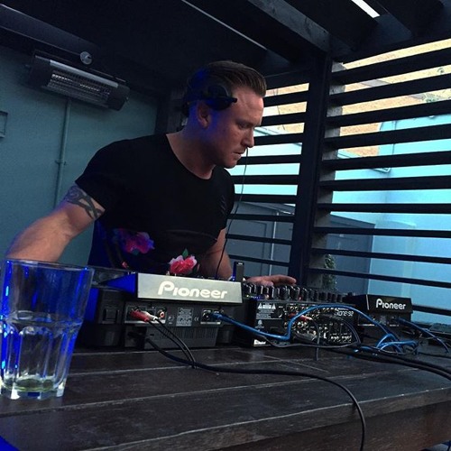 001 - KARL NEWMAN / DEEP HOUSE / LIVE