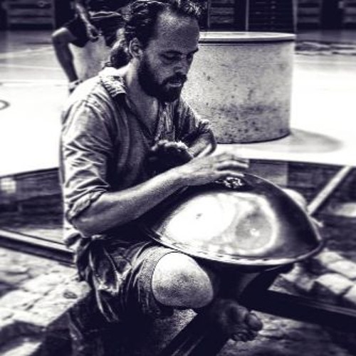 Playing Hang in the Koepel for Syrian refugees